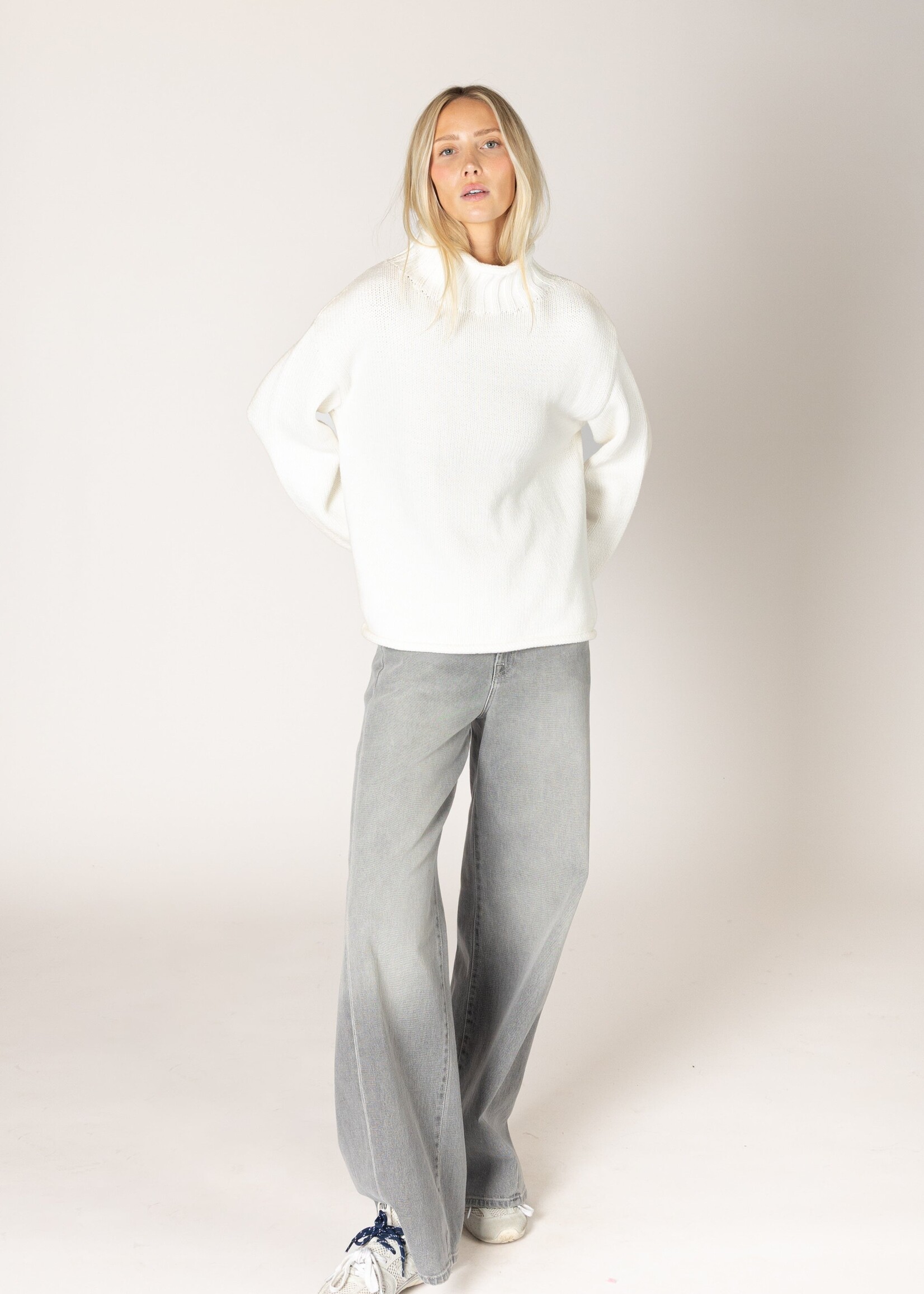 LYLA & LUXE DOLLY MOCK SWEATER