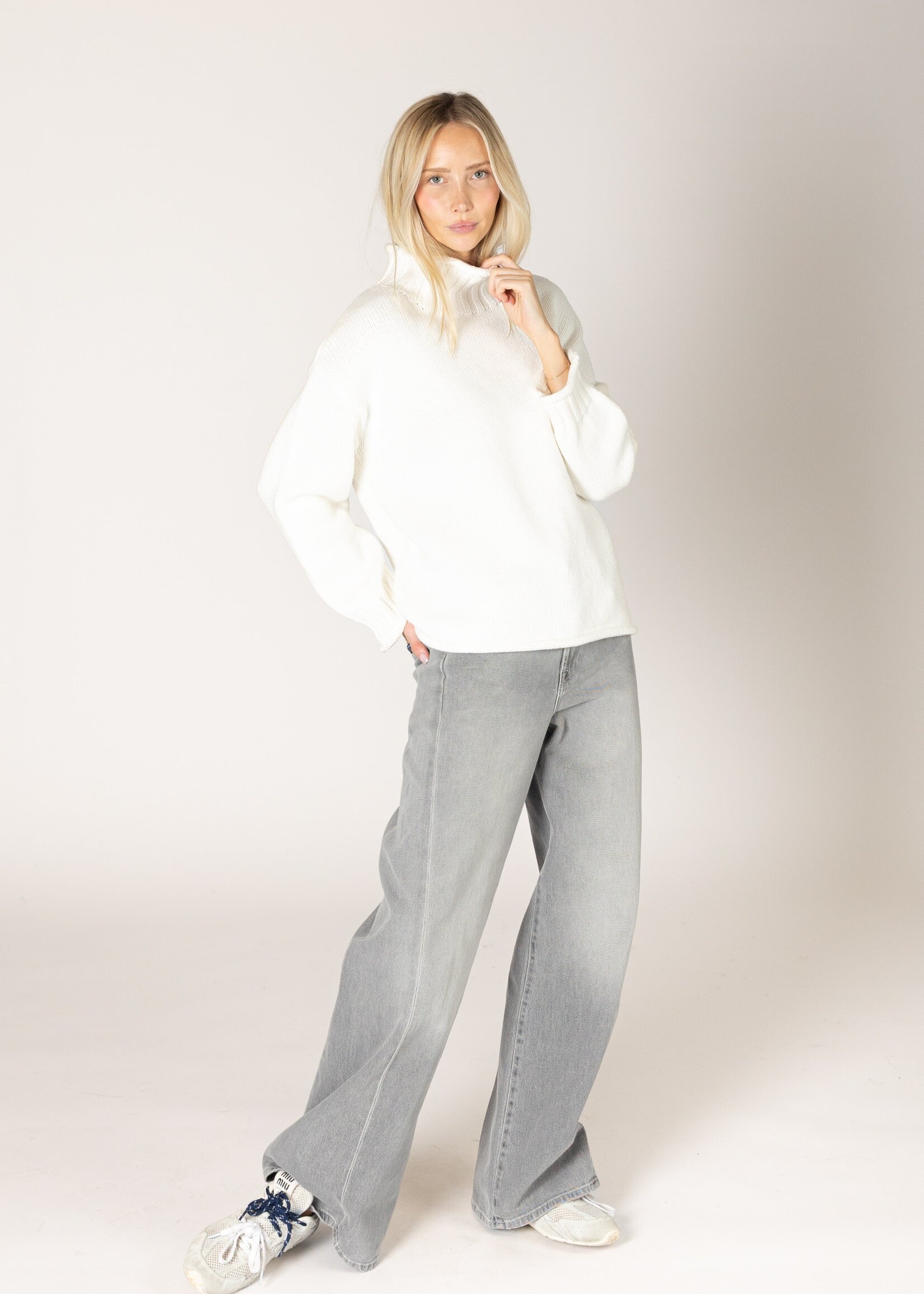 LYLA & LUXE DOLLY MOCK SWEATER