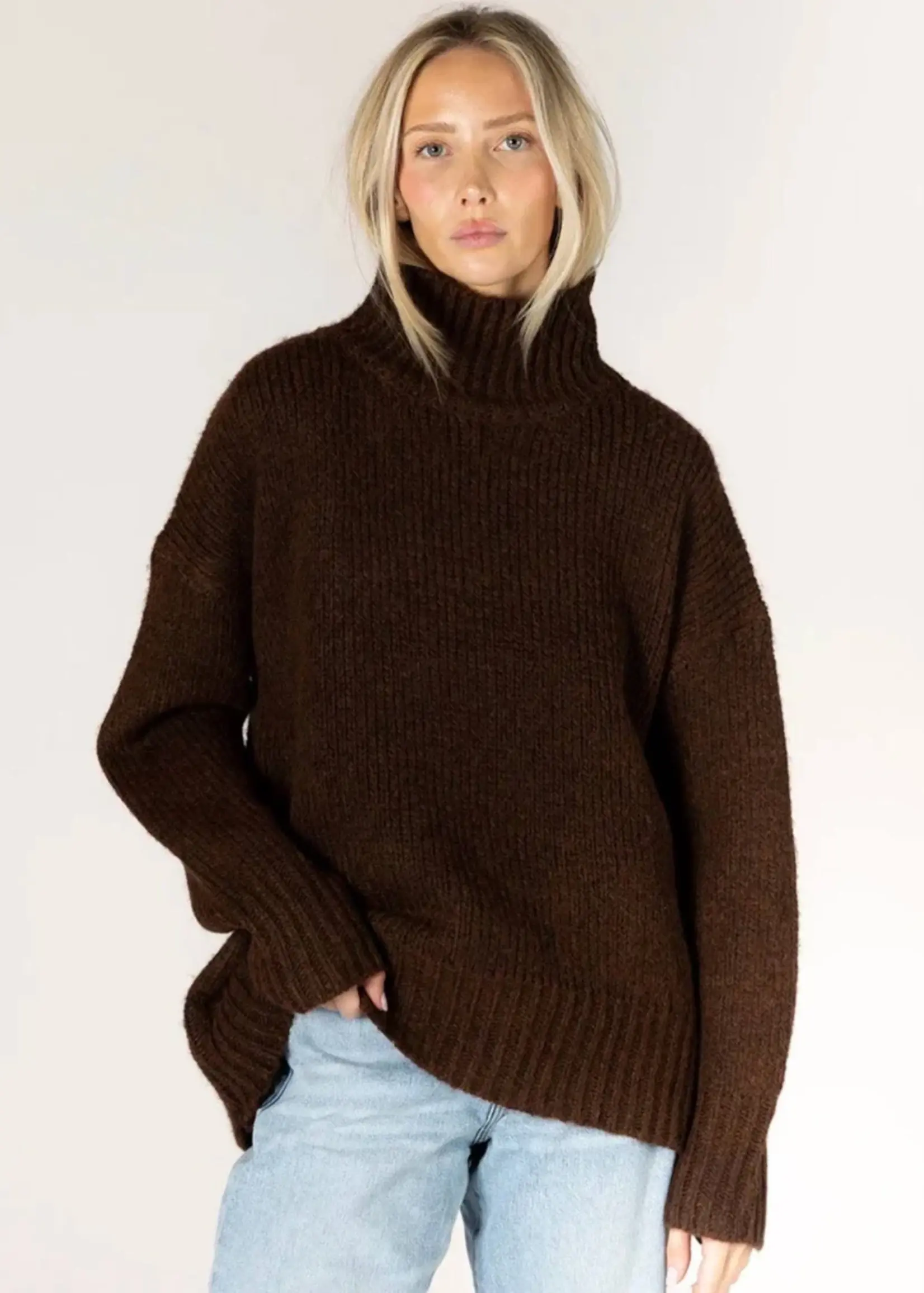 LYLA & LUXE AGGIE MOCK SWEATER