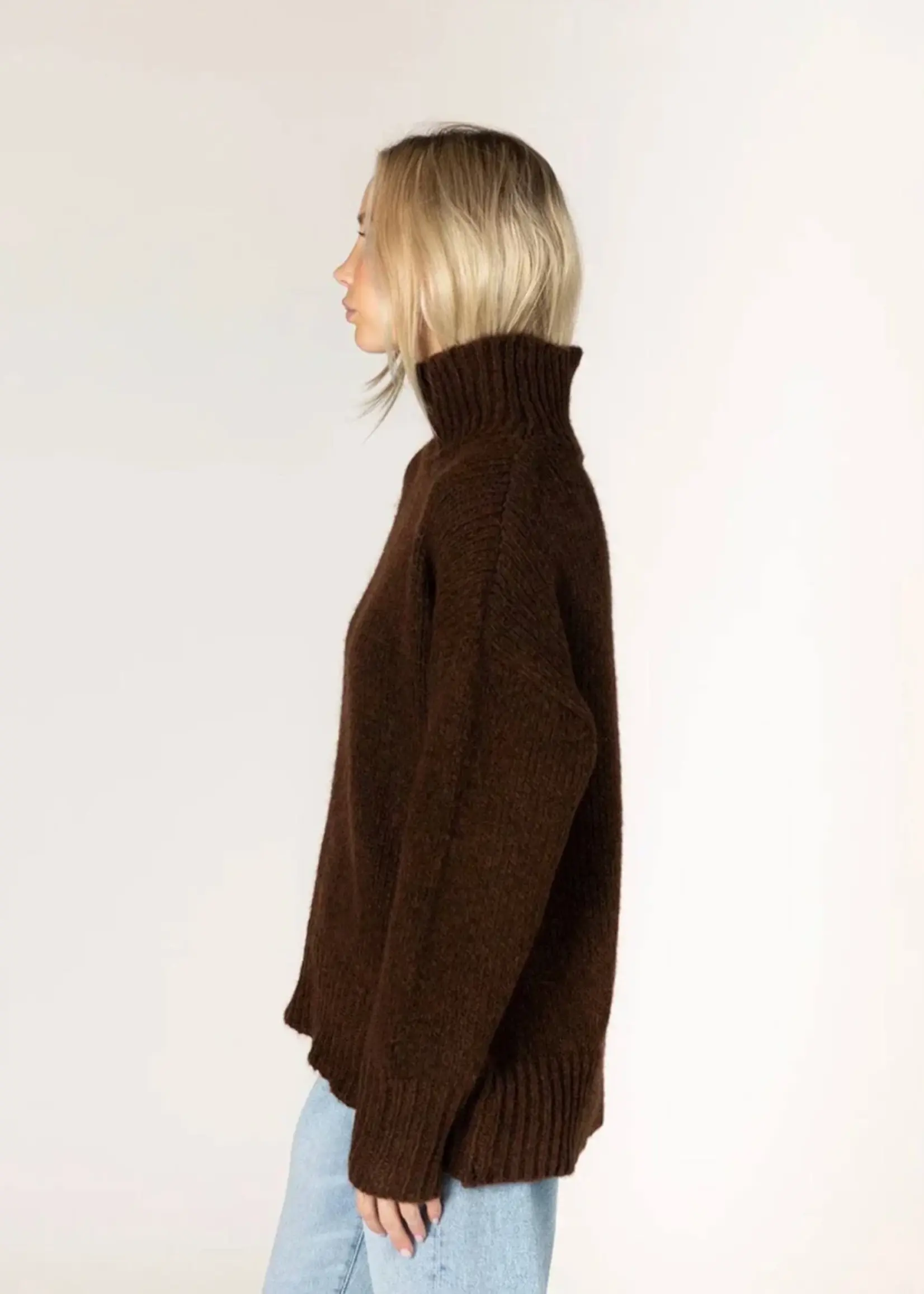 LYLA & LUXE AGGIE MOCK SWEATER