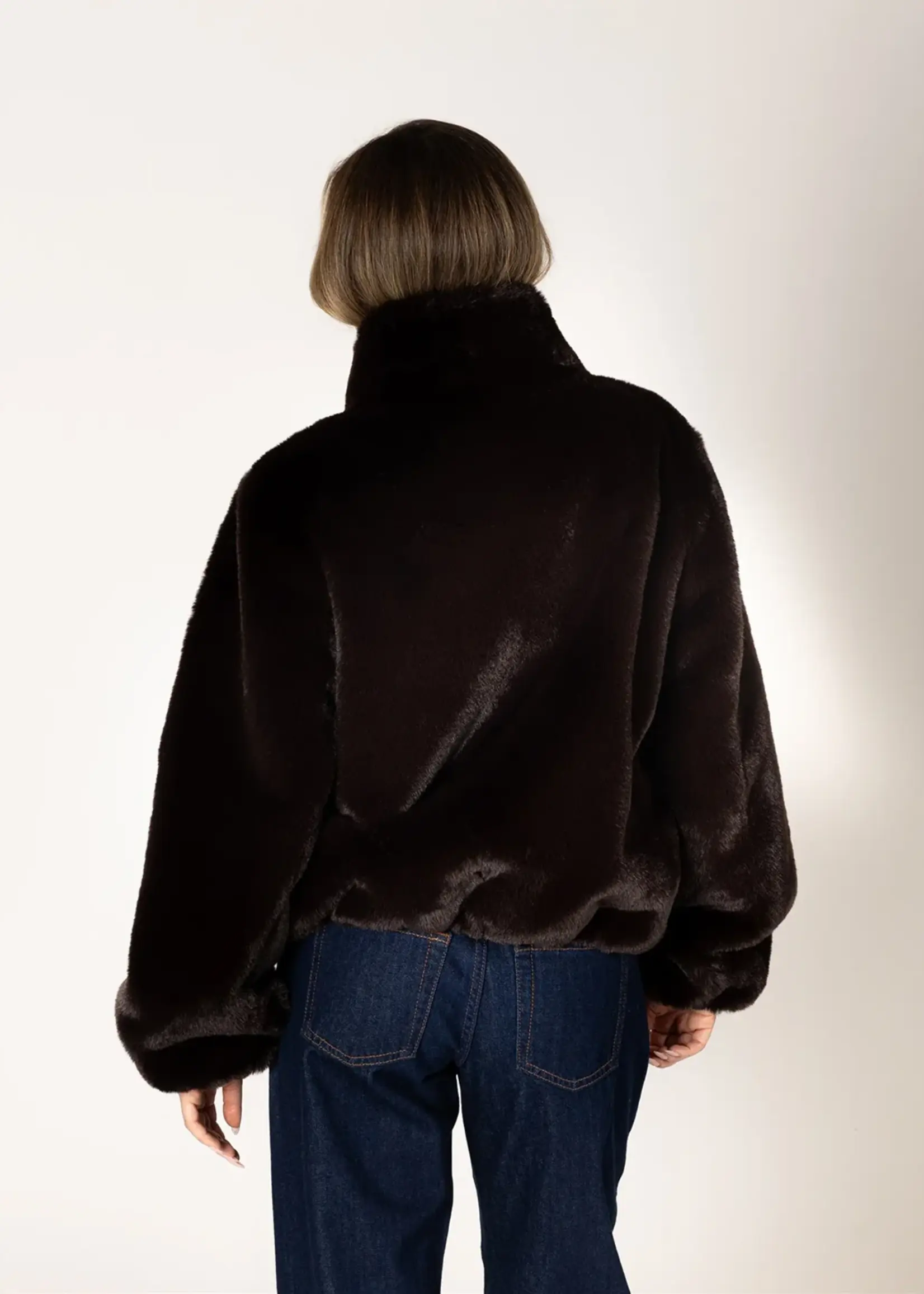 LYLA & LUXE KENDRA SHORT FAUX FUR COAT