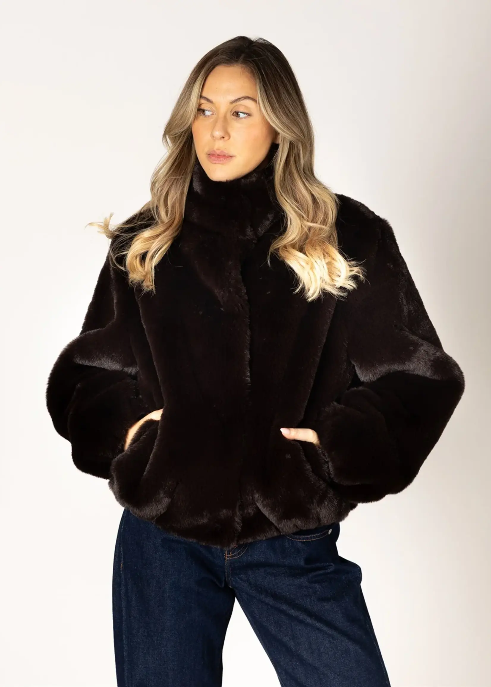 LYLA & LUXE KENDRA SHORT FAUX FUR COAT