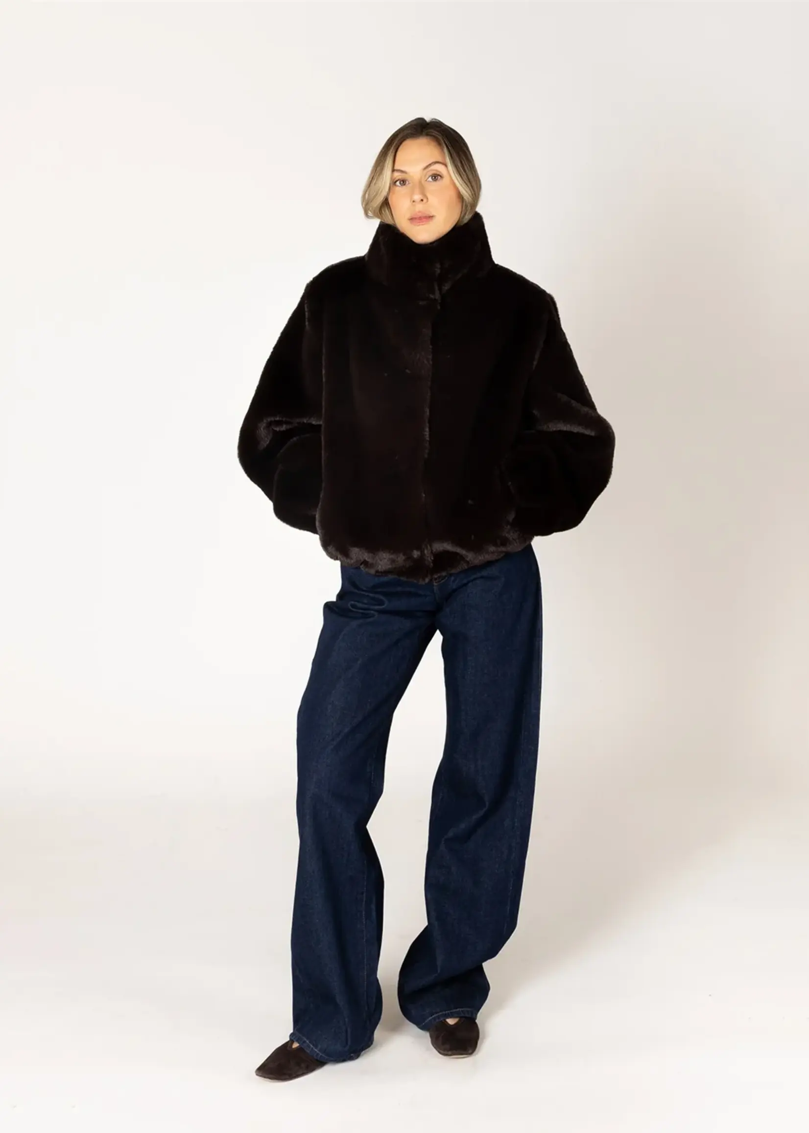 LYLA & LUXE KENDRA SHORT FAUX FUR COAT