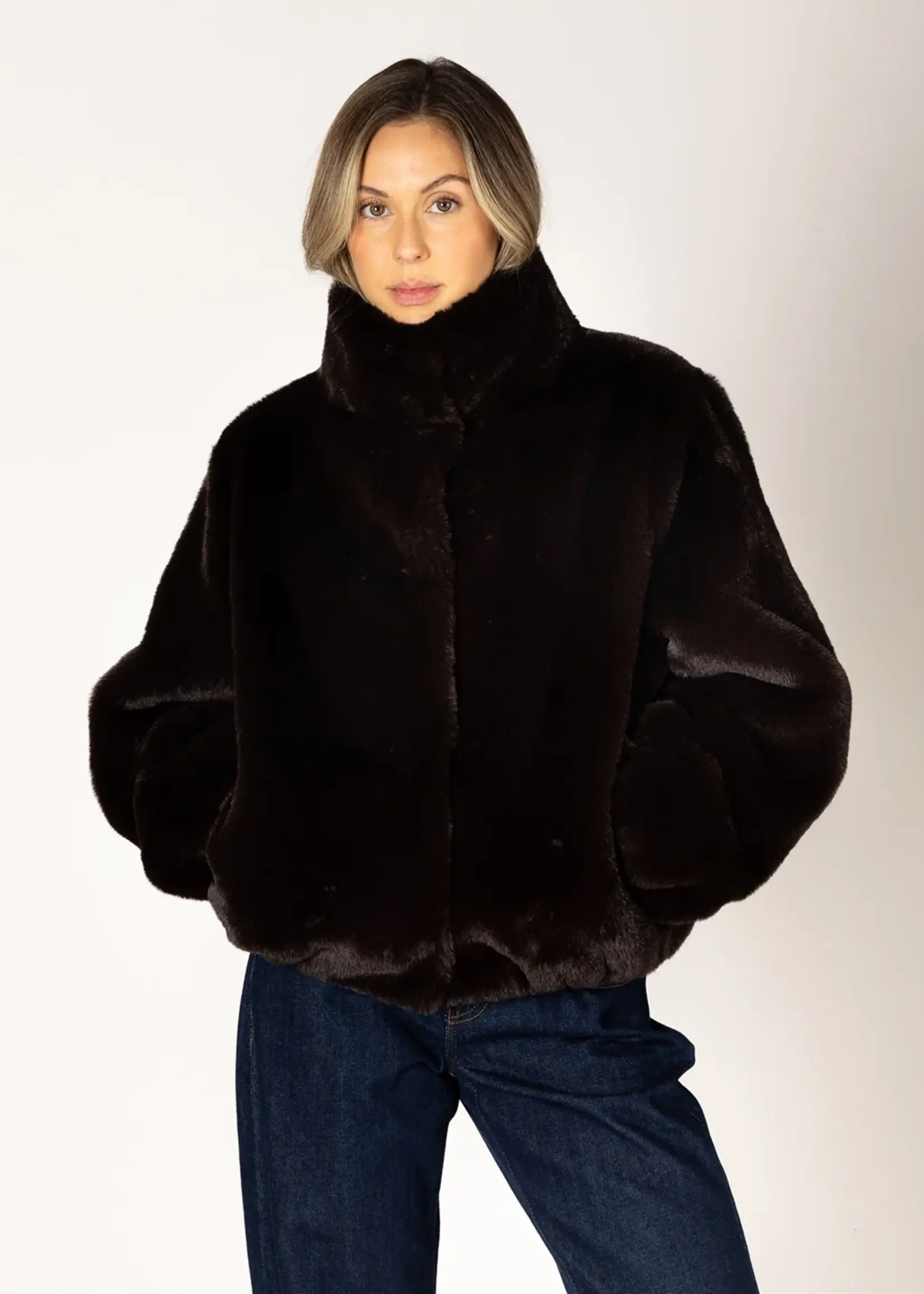 LYLA & LUXE KENDRA SHORT FAUX FUR COAT