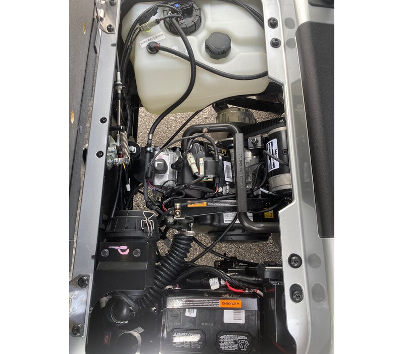 2027 E-Z-GO RXV VALOR 4 EFI S+ PKG (PLATINUM)