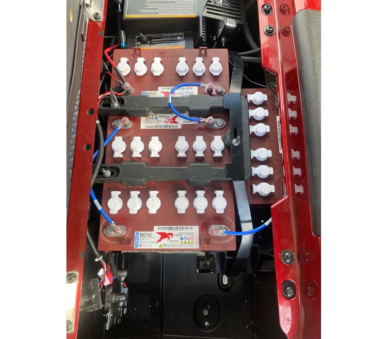 2027 E-Z-GO RXV VALOR 4 48V S+ PKG (INFERNO RED)