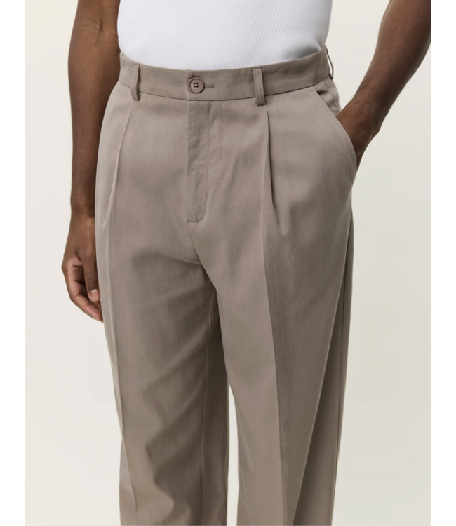 LES DEUX Les Deux Reece Pleated Twill Suit Pant
