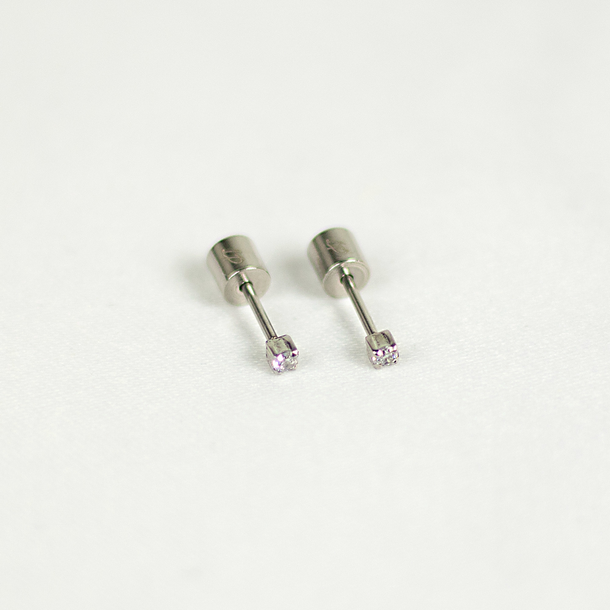 Boucles D'oreilles Strass Rouge Sur Métal Doré - Garanti Sans Nickel, Neuves Avec étiquettes