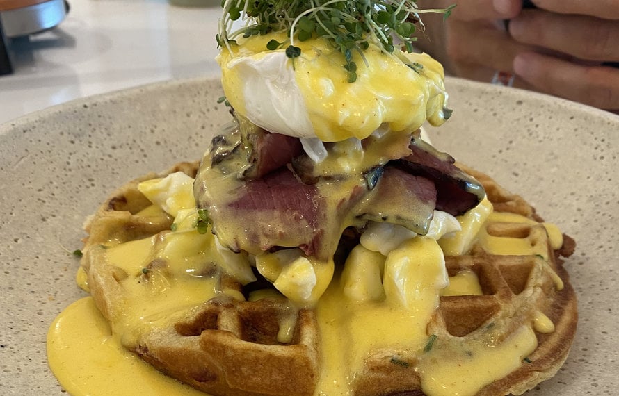 Recette de gaufres au bacon, smoked meat, fromage en grains et sauce hollandaise