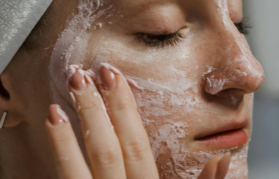 Pourquoi l’exfoliation devrait faire partie de votre routine beauté 
