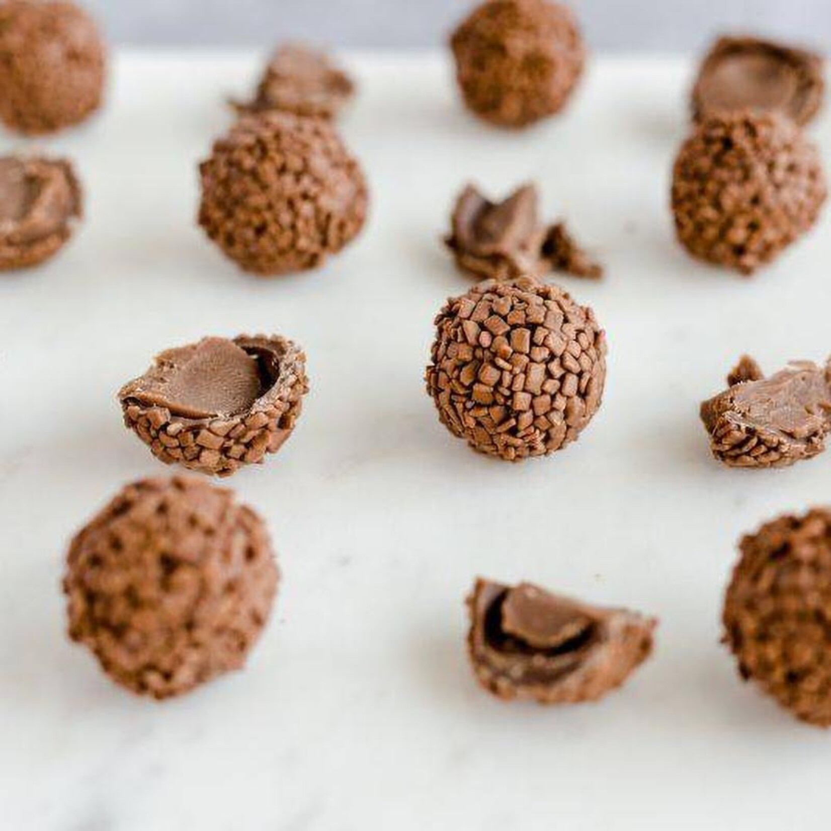 Mona Lisa Mona Lisa - Milk Chocolate Truffle Shells - 1" (126 ct)