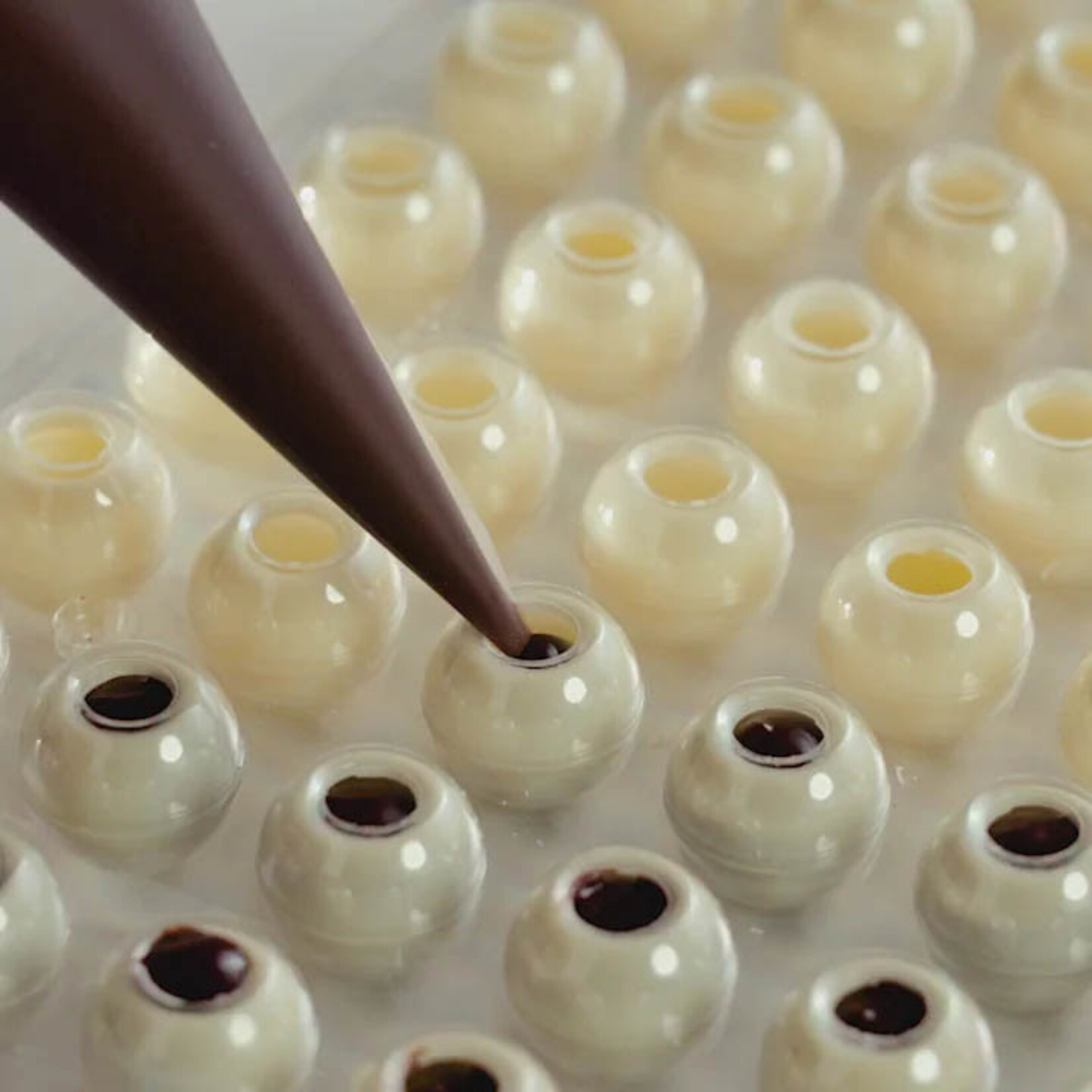 Mona Lisa Mona Lisa - White Chocolate Truffle Shells - 1" (126 ct)