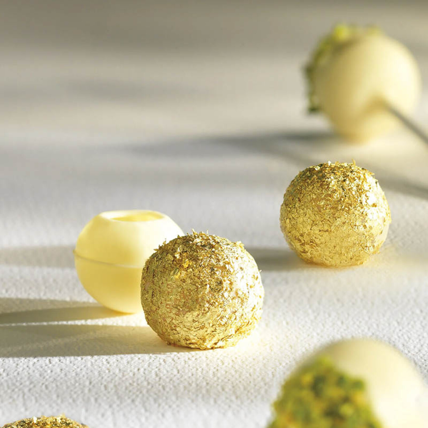 Mona Lisa Callebaut - White Chocolate Truffle Shells - 1" (126 ct)