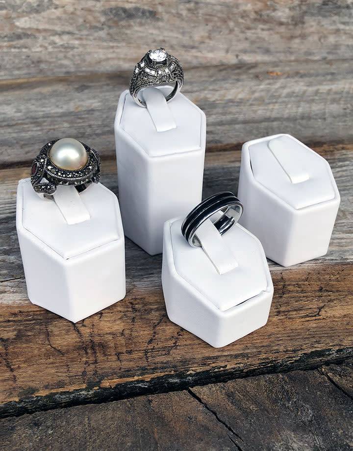 DRG6601 = Leatherette 4pcs Ring Stand Set with Clips