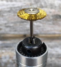 BU1460 = BRASS MOUNTED WHEEL BRUSH 3/4''dia CRIMPED - 3/32'' mandrel (Doz)