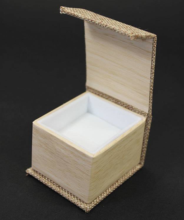 DBX3050 = Burlap Deluxe Magnetic Ring Box 1-7/8'' x  2-1/4'' x 1-1/2'' (Each)