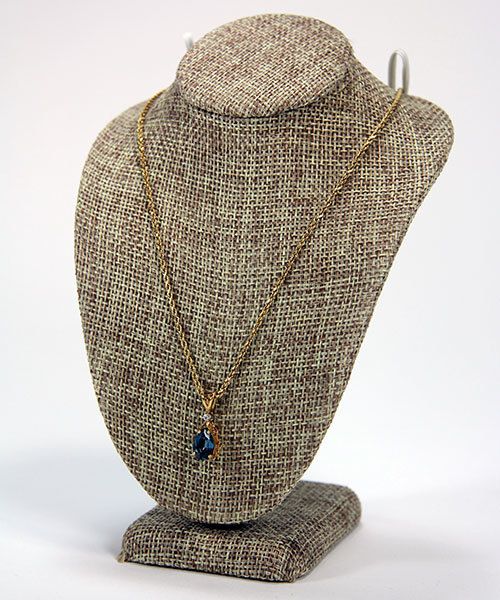 DCH3896 = Burlap Necklace Bust 4-1/4'' wide x 6'' high