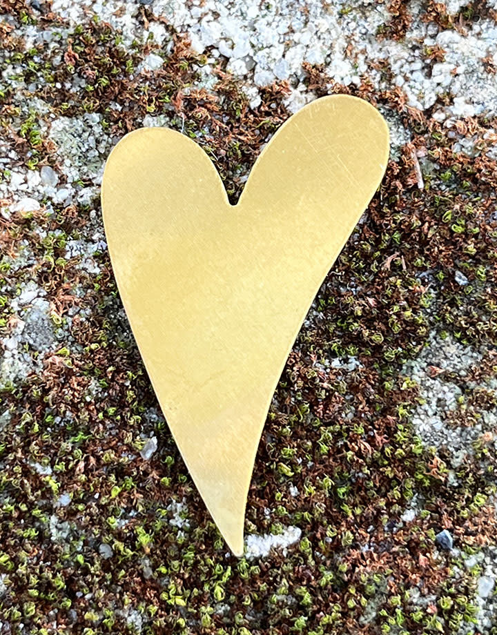 MSBR42624 = BRASS SHAPE - HEART 1-7/16'' x 1''   24ga (Pkg of 6)
