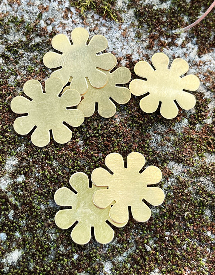 MSBR40524 = BRASS SHAPE - FLOWER 15/16''  24ga (Pkg of 6)
