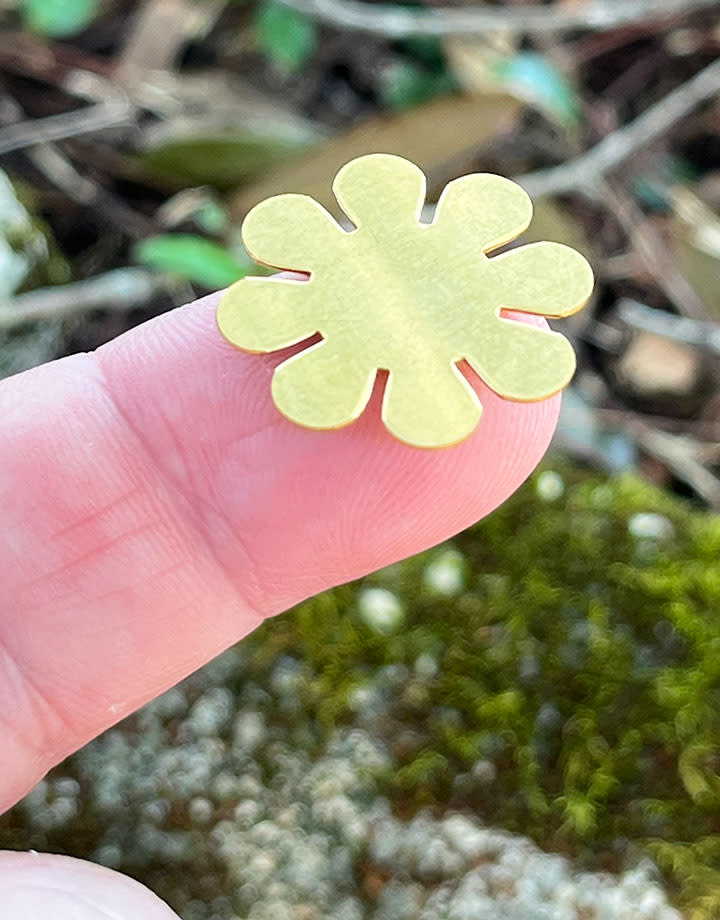 MSBR40524 = BRASS SHAPE - FLOWER 15/16''  24ga (Pkg of 6)