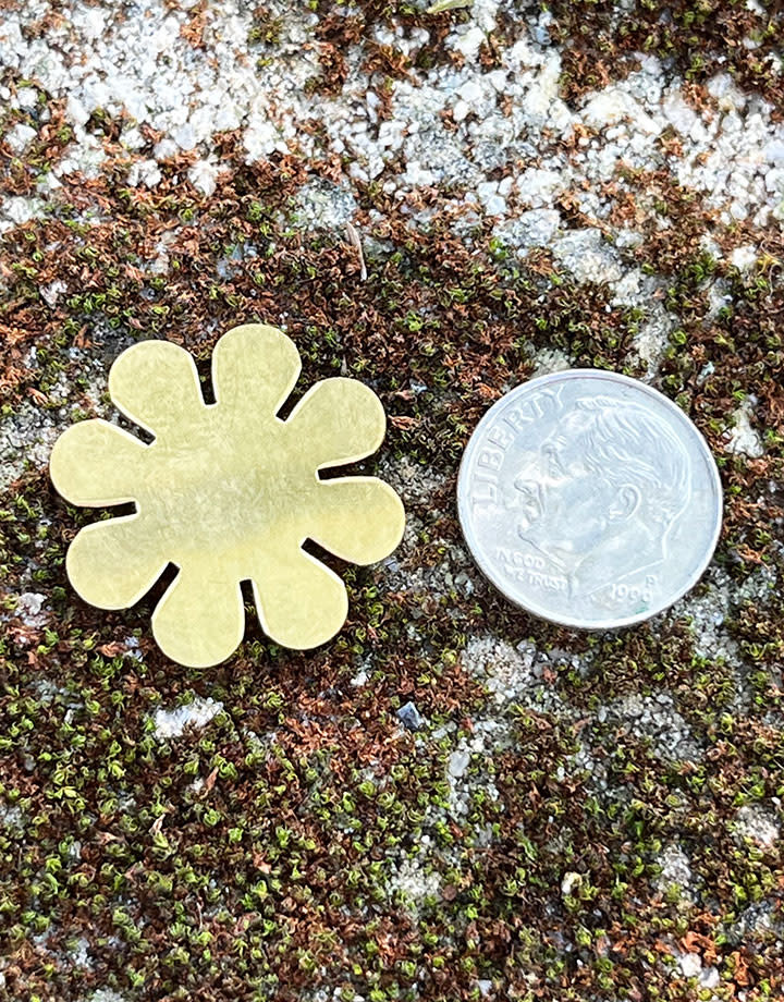 MSBR40524 = BRASS SHAPE - FLOWER 15/16''  24ga (Pkg of 6)