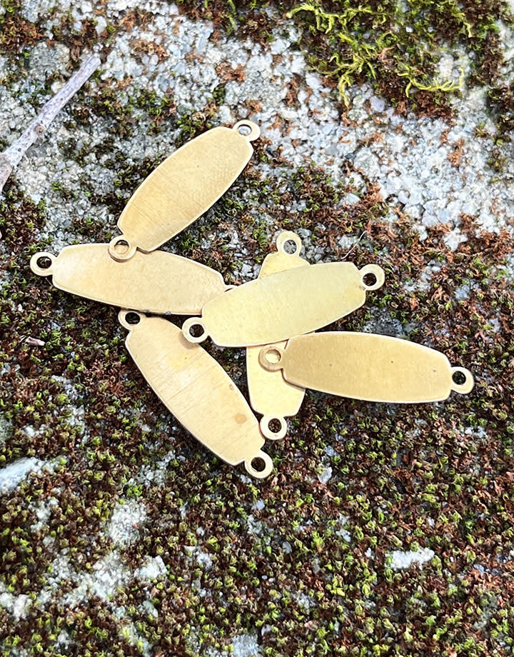 MSBR21224 = BRASS SHAPE - OVAL with 2 RINGS 1-3/8x7/16''  24ga (Pkg of 6)