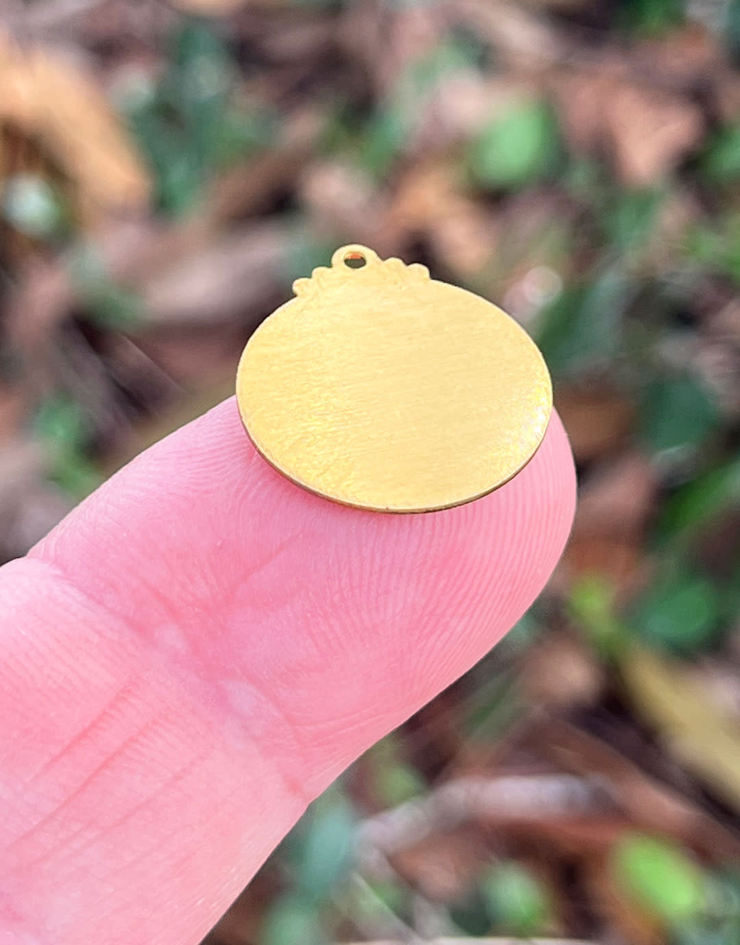 MSBR72124 = Brass Shape - Circle with Ornament and Ring 17 x 19mm (Pkg of 6)