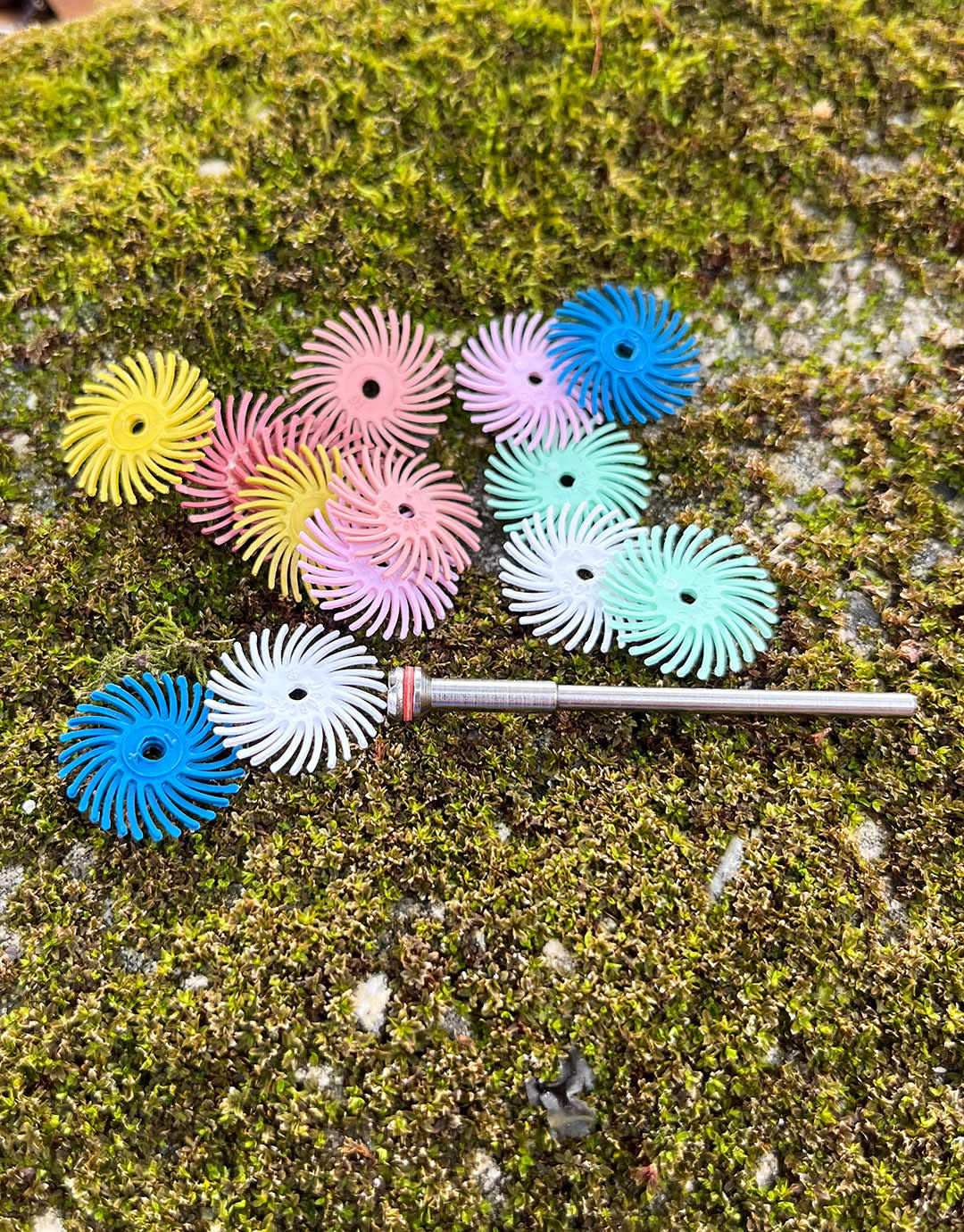 Dedeco ST9209 = Dedeco 5/8" Radial Disc Abrasive Sample Pack (15pcs)
