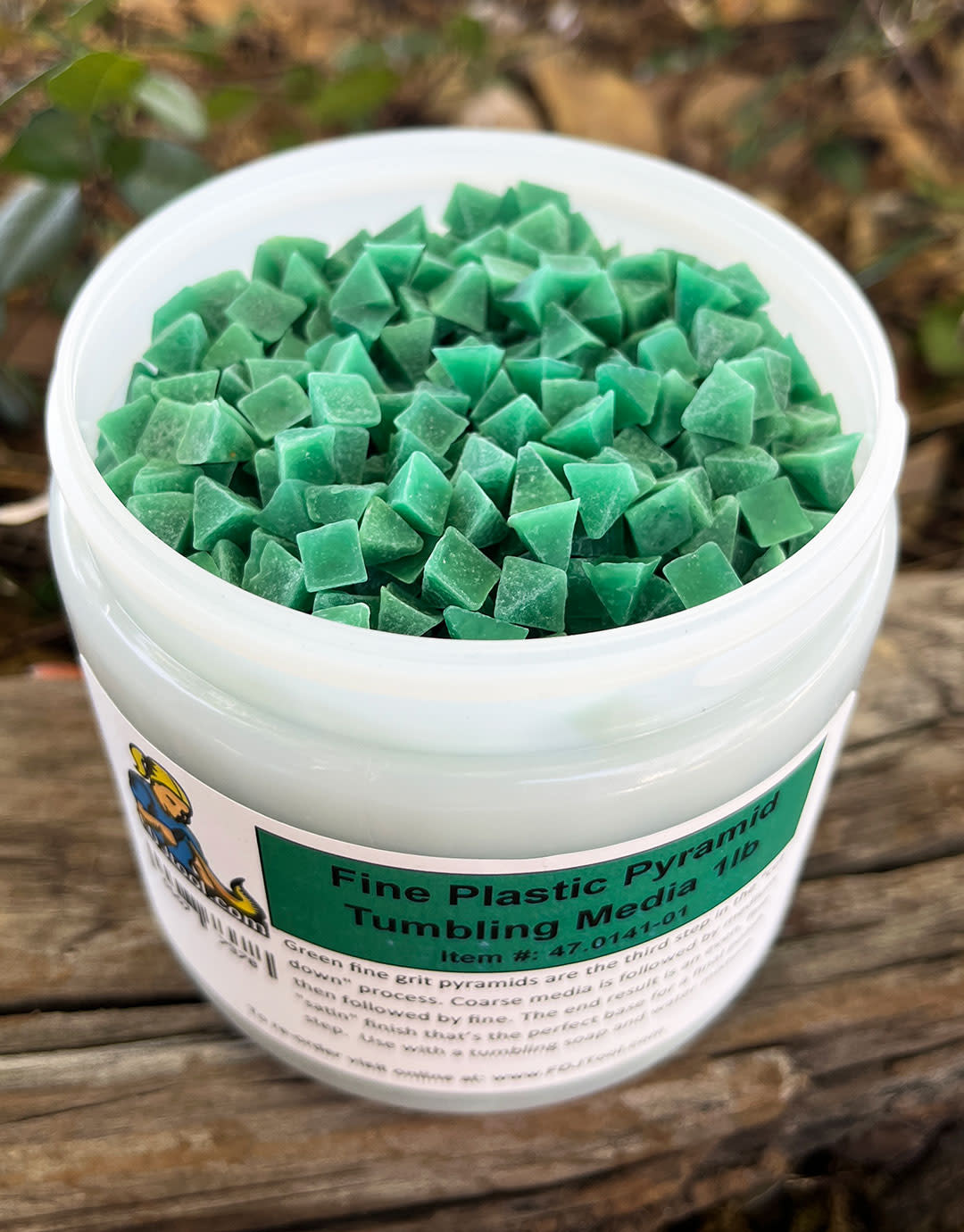 47.0141-01 = Tumbling Media Fine Plastic Pyramids (1lb)