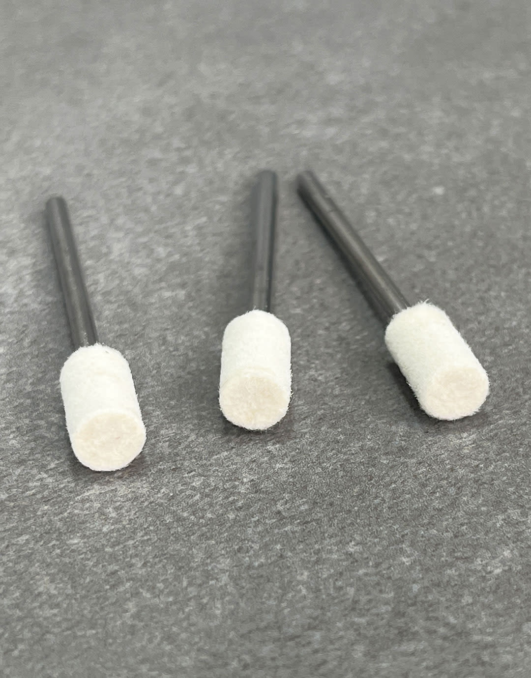 17.12407 = Mounted Felt 1/4"x3/8'' Cylinder 3/32'' Shank (Pkg of 3)