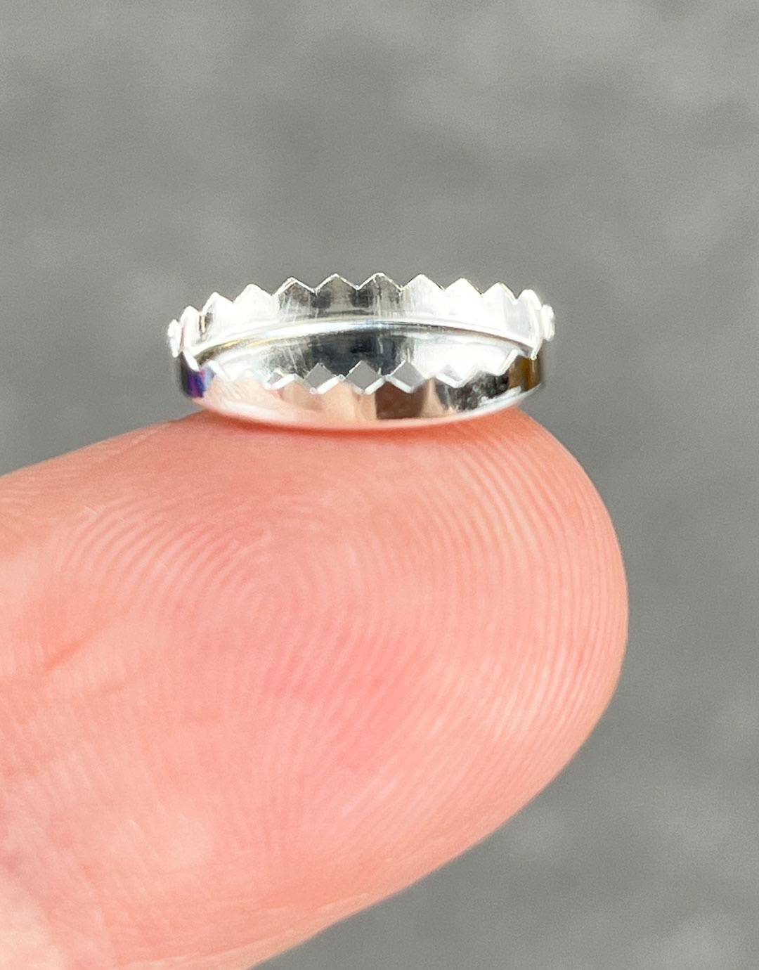 518S = Sterling Silver Oval Serrated Bezel Cup