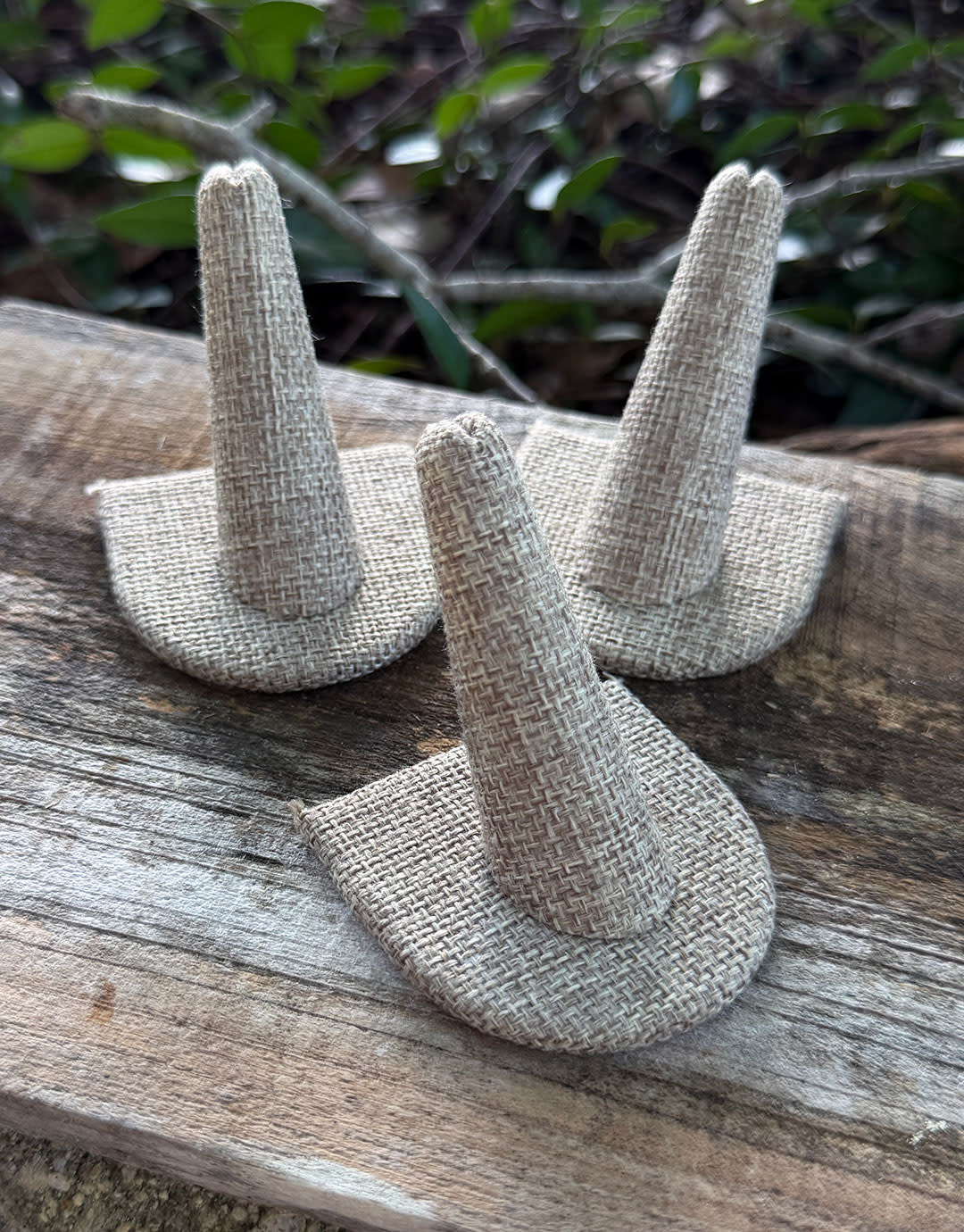 DRG3239 = Burlap Single Ring Finger Display 1/2 Round Base 2-1/8'' x 2-1/2'' x 2-1/8H'' (Pkg of 3)