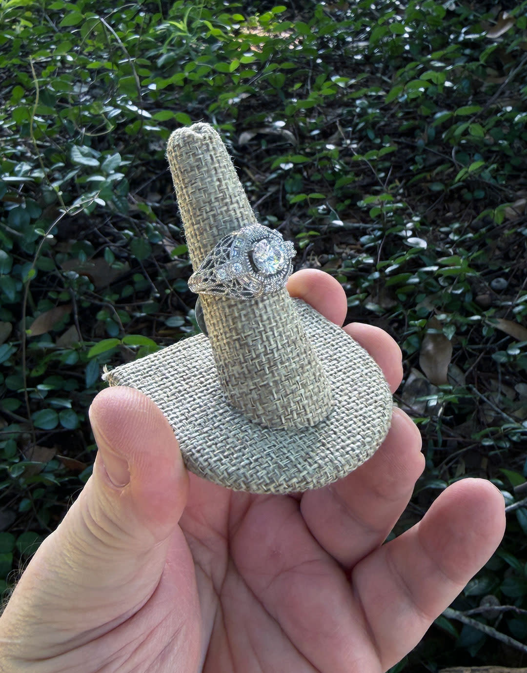 DRG3239 = Burlap Single Ring Finger Display 1/2 Round Base 2-1/8'' x 2-1/2'' x 2-1/8H'' (Pkg of 3)