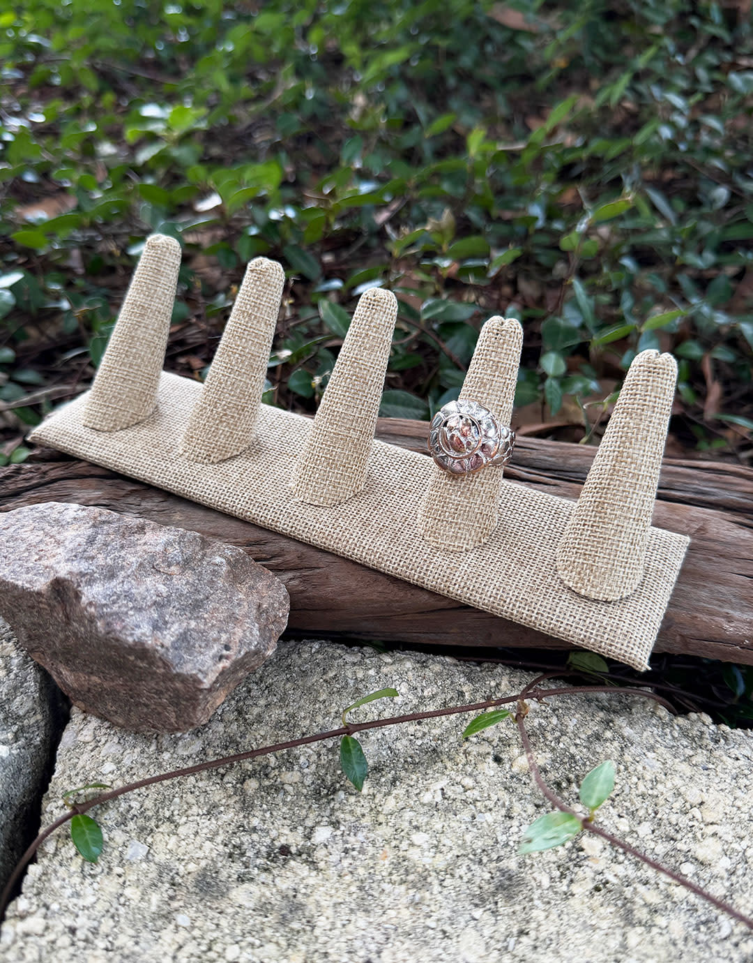 DRG3245 = Burlap Five Ring Finger Display 8'' x 2-1/2'' x 2-1/8''H