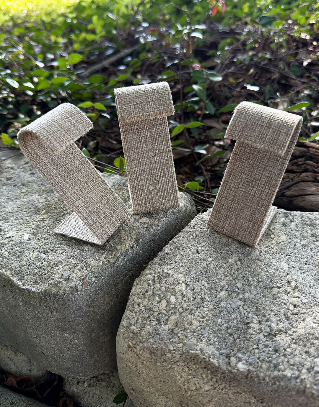 DER3293 = Burlap Double Earring Stand 1-1/2 x 2-1/8 x 3-1/4 (Pkg of 3)