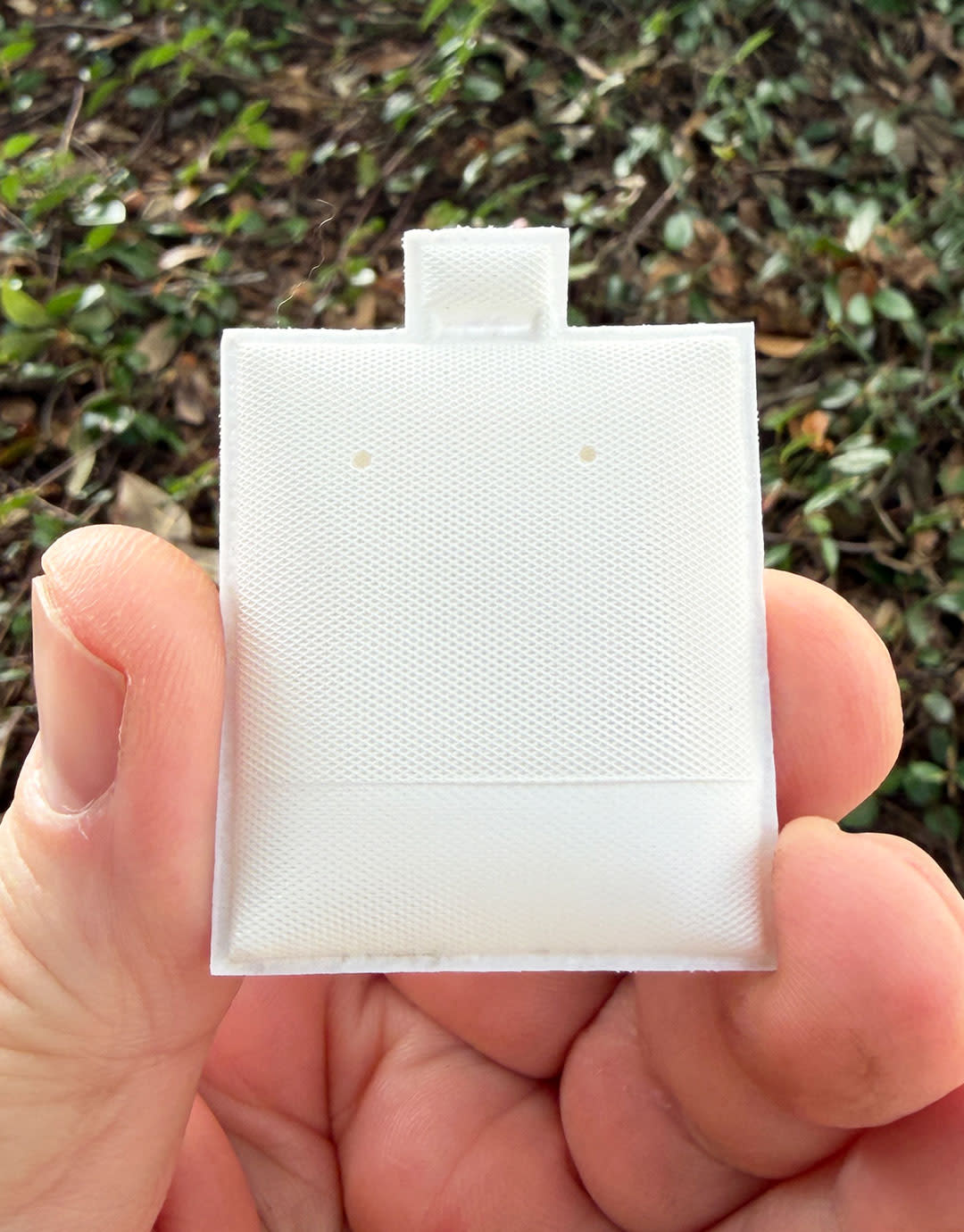 DER8020 = White Plastic Puff Pad 1-1/2''x1-3/4'' with No Imprint (Pkg of 100)