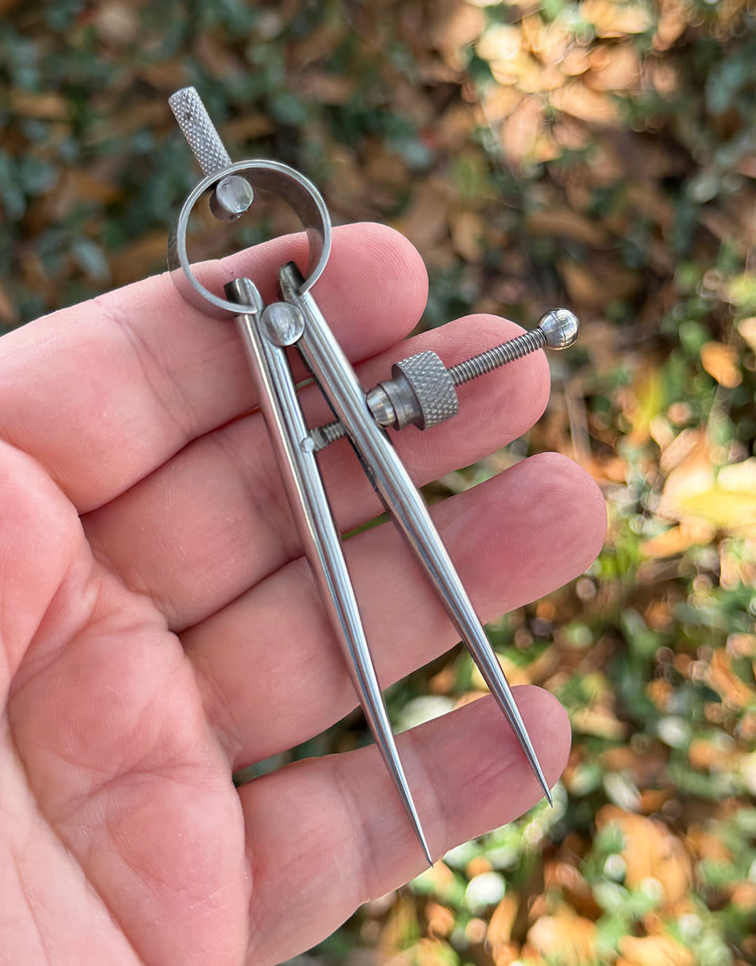 DI553 = 3" Divider with Round Legs