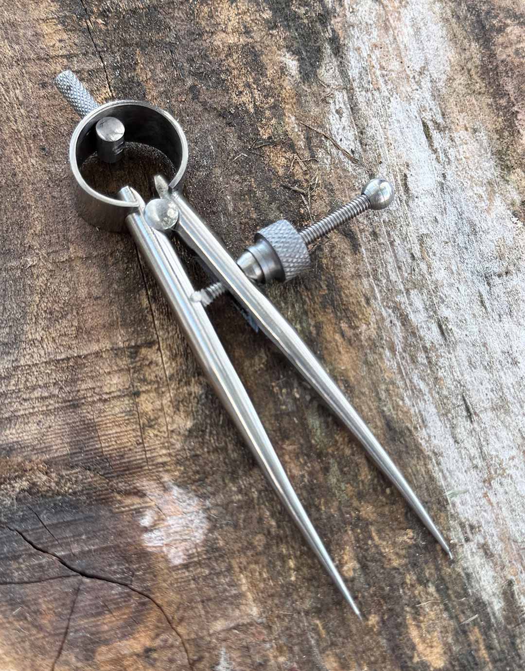 DI553 = 3" Divider with Round Legs