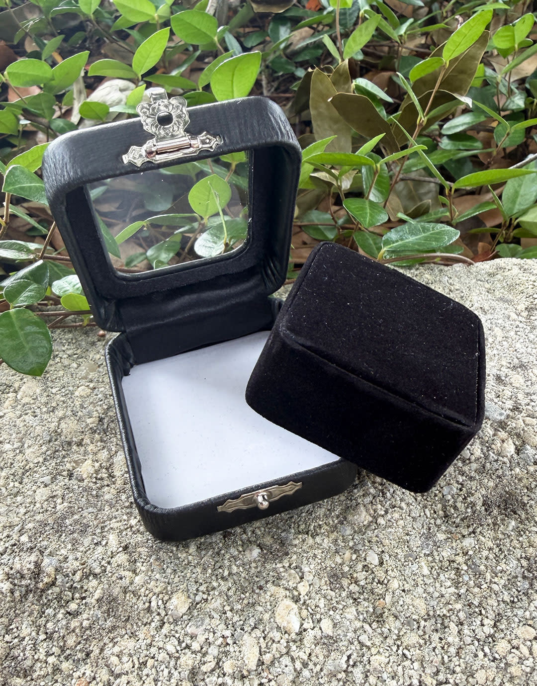 DST1009 = Glass Top Gem Box with Clasp