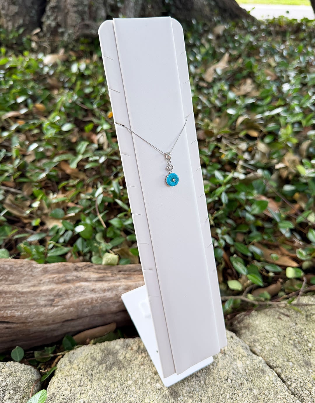 DCH6991 = White Leatherette Multi Necklace Stand