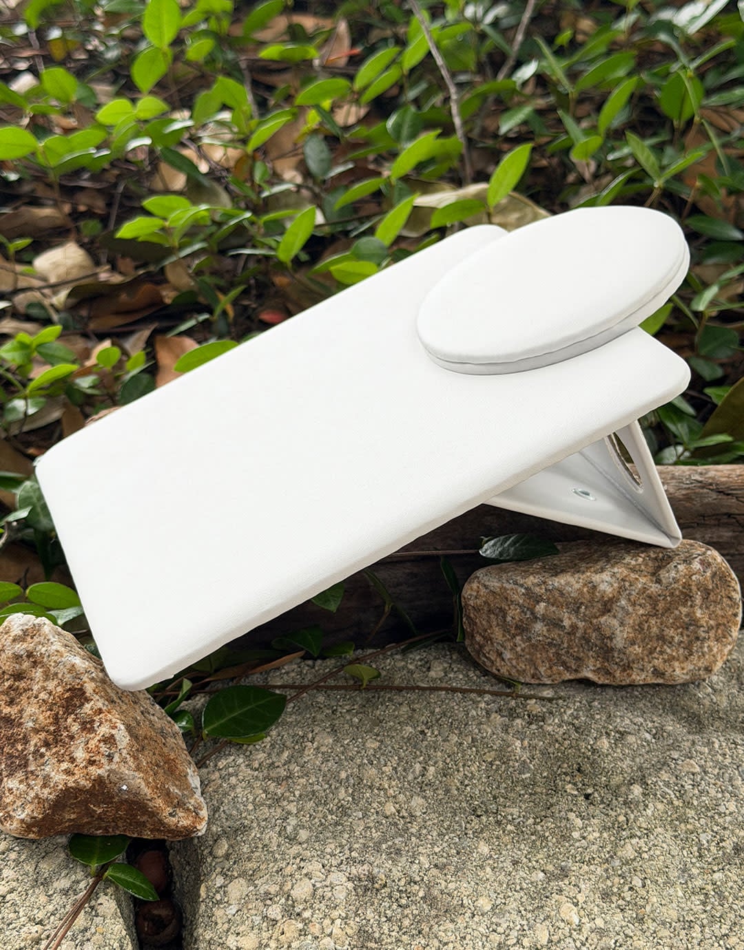 DCH6724 = White Leatherette Foldable Necklace Stand