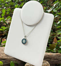 DCH6724 = White Leatherette Foldable Necklace Stand