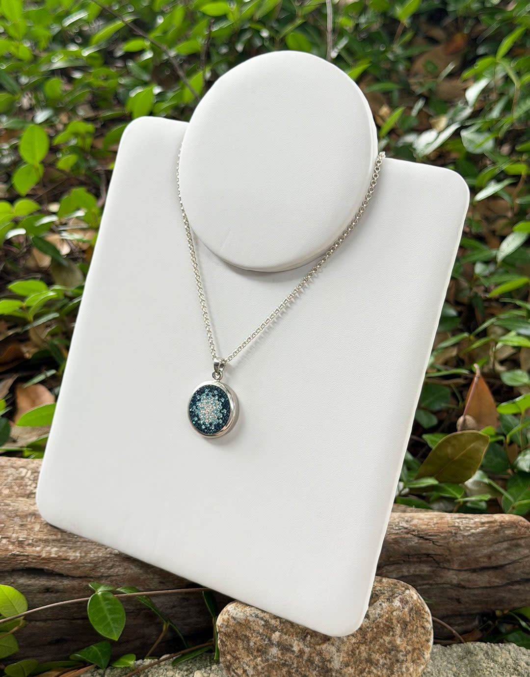 DCH6724 = White Leatherette Foldable Necklace Stand