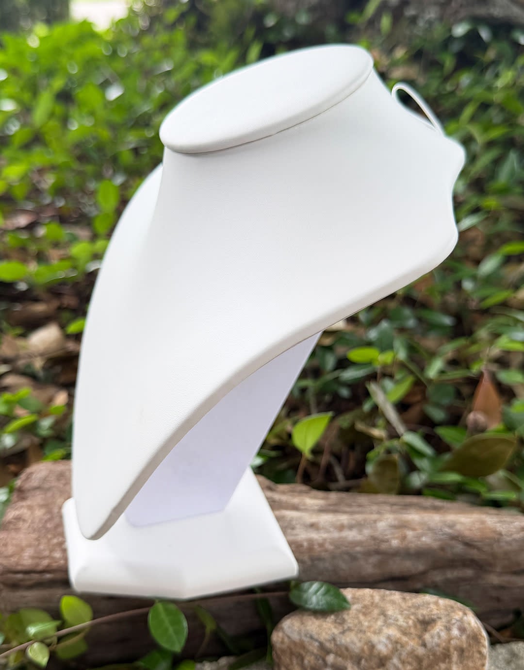 DCH6994 = White Leatherette Contour Neck Form