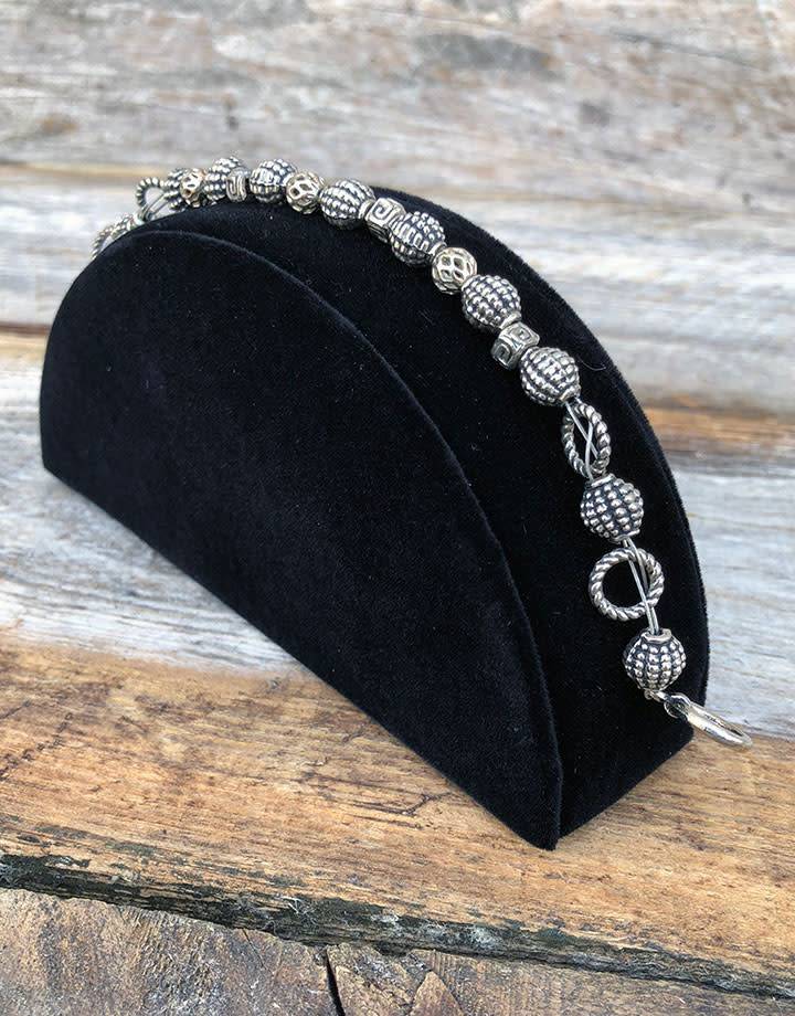 DBR1236 = Black Velvet Half Round Bracelet Display 1-3/8 DBR1236 = Black Velvet Half Round Bracelet Display 1-3/8