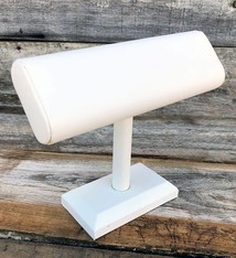 DBR6195 = White Leatherette Oval Bracelet Bar 7-1/2x6-1/2'' high