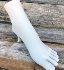 DIS9022W = FOOT DISPLAY POLYSTYRENE WHITE  FOR ANKLETS/TOE RINGS