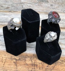 DRG001 = VELVET RING DISPLAY Set of 4