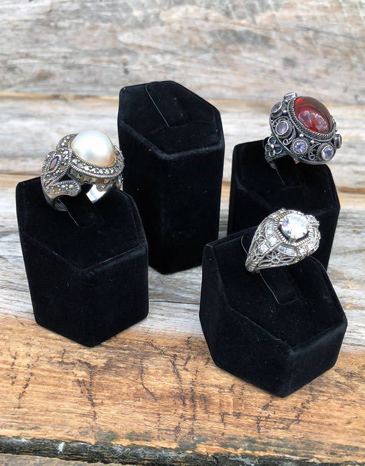 DRG001 = VELVET RING DISPLAY Set of 4