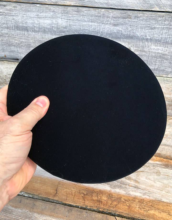 DIS1318 = Black Value Velvet Round Display Pad 9''